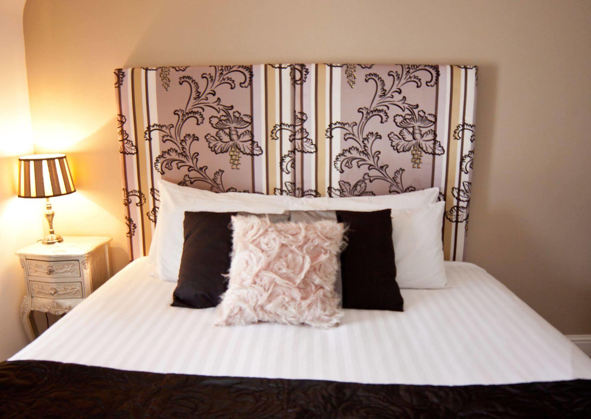7 Cross Street Hotel Голуей Екстериор снимка