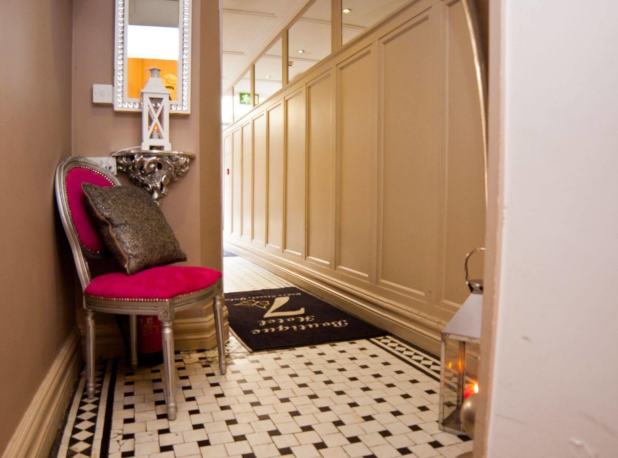 7 Cross Street Hotel Голуей Екстериор снимка